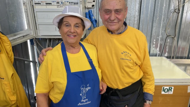 Volontari riuniti nella cucina dello Stand Gastronomico