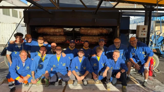 Volontari di Quelli del Camino davanti al grande girarrosto