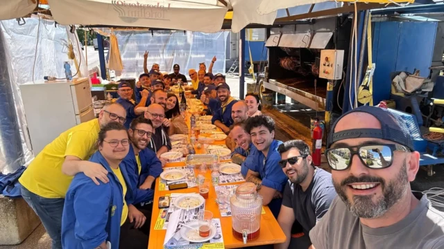 Il gruppo Quelli del Camino al lavoro durante la Sagra
