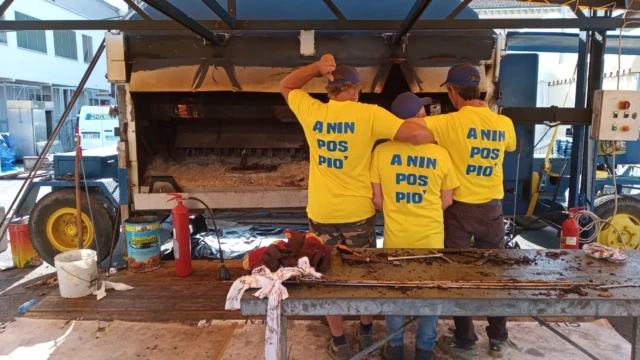 Volontari di Quelli del Camino davanti al grande girarrosto