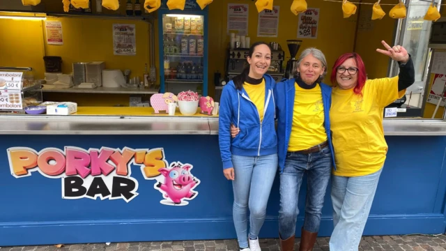 Volontarie davanti allo stand PORKY’S BAR