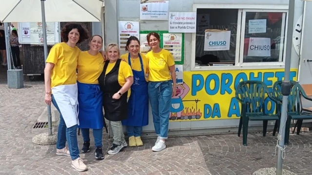 Volontari davanti al punto d’asporto ASPORKO