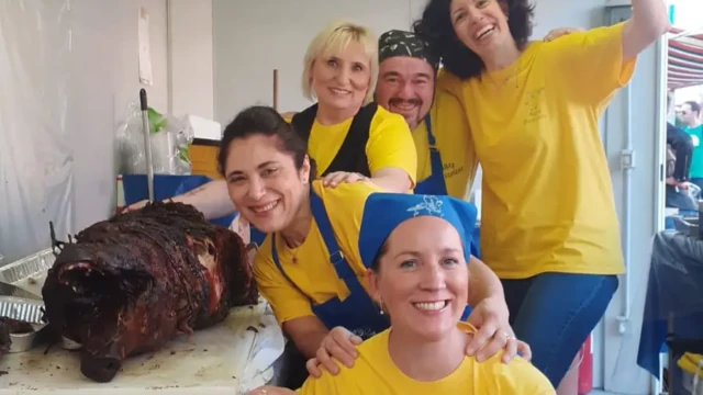 Il gruppo di volontari all’interno dello stand ASPORKO