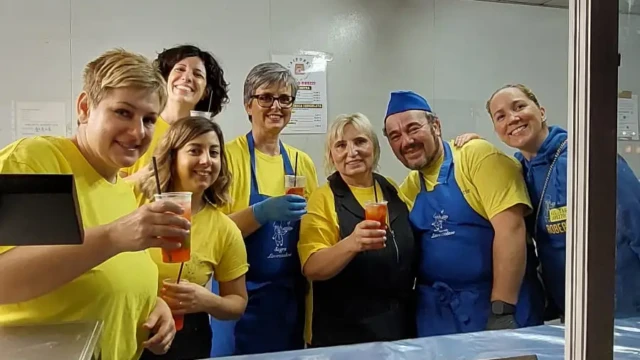Volontari al lavoro nel punto ASPORKO