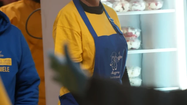Preparazione dei piatti nello Stand Gastronomico