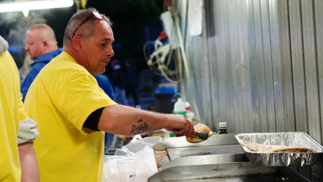Servizio delle specialità street food della Sagra