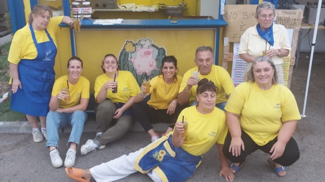 Volontari riuniti davanti allo stand PORK&CHIPS