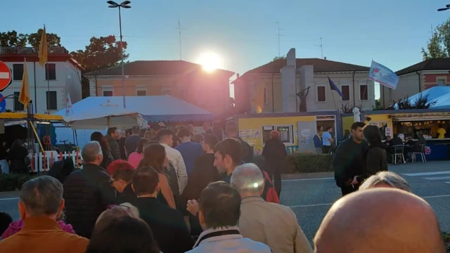 Pubblico riunito all’aperto durante una serata della Sagra