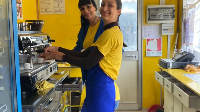 Volontaria al lavoro dietro il bancone del PORKY’S BAR